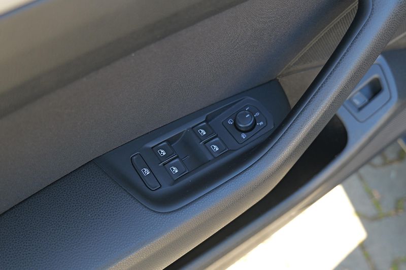 Volkswagen Passat 1.4 TSI 110 kW DSG Kamera Tažn - fotka 22 z 35