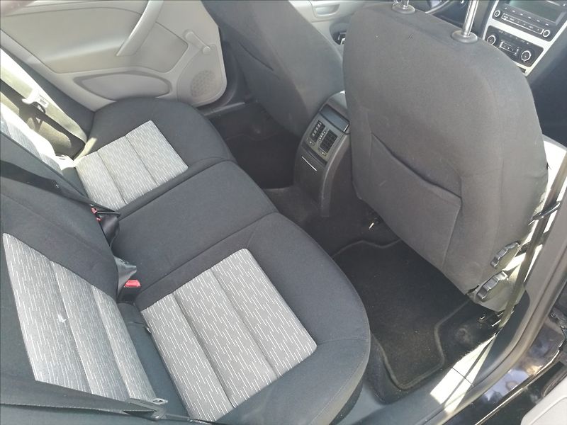 Škoda Octavia 1,6 TDI Ambiente - fotka 12 z 18