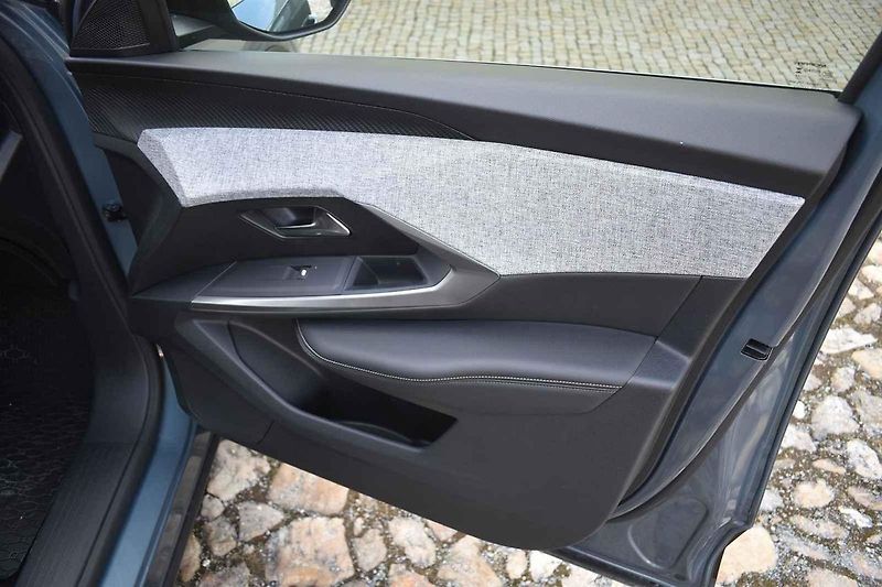 Peugeot 5008 v nové generaci narostl.