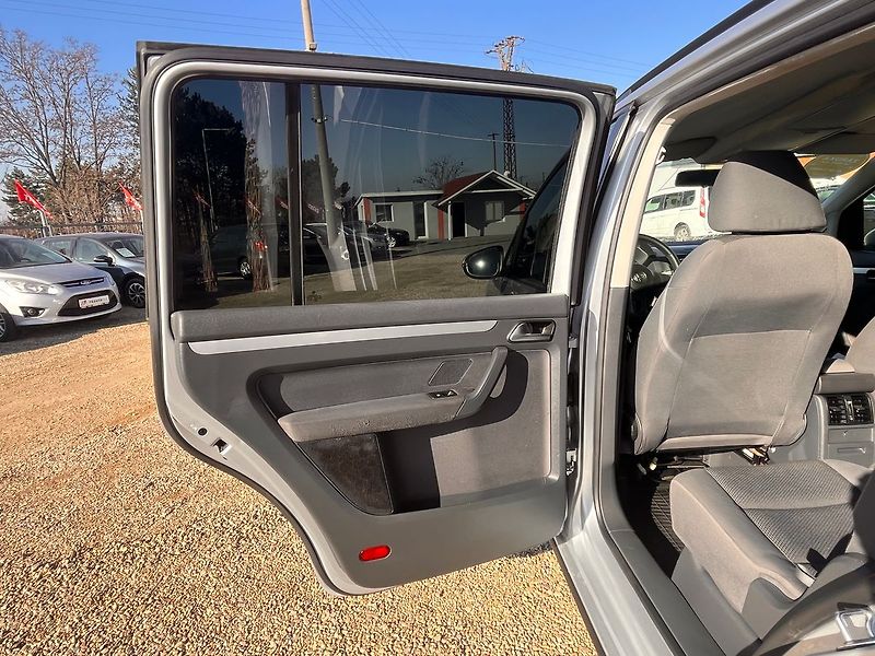 Volkswagen Touran 1.6TDi 77kW*WEBASTO*VÝHŘEV SED - fotka 15 z 34