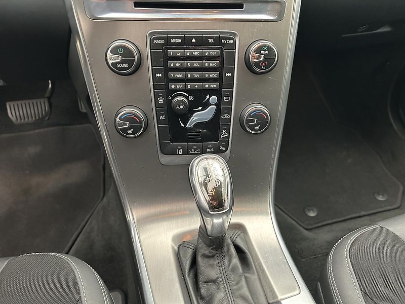 Volvo XC60 2.4 D4 4x4 Momentum - fotka 18 z 25