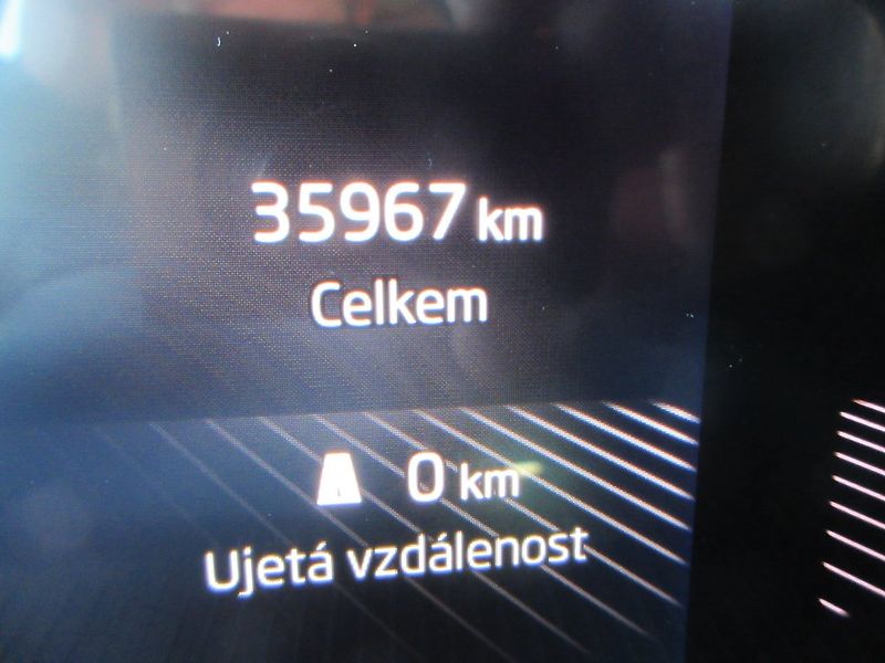 Škoda Karoq SELECTION 2.0 TDI  CR 85 - fotka 14 z 20