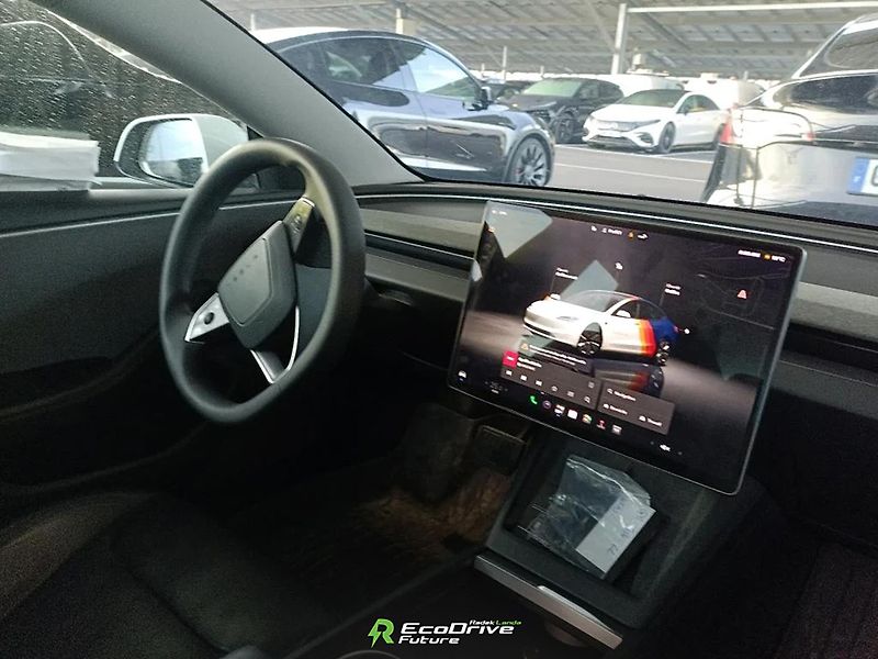 Tesla Model 3 (2023) LFP | HW4 | Tažné 1 000 kg - fotka 7 z 8
