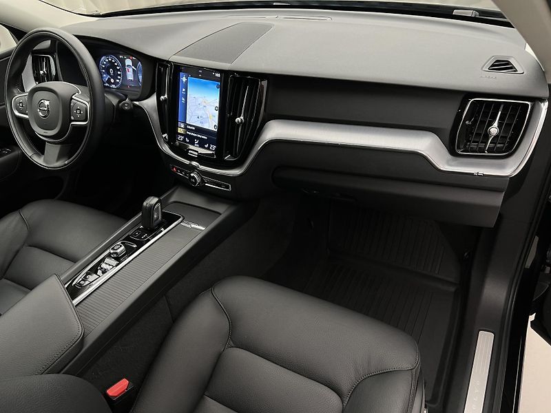 Volvo XC60 B4 AWD MOMENTUM AUT - fotka 21 z 43
