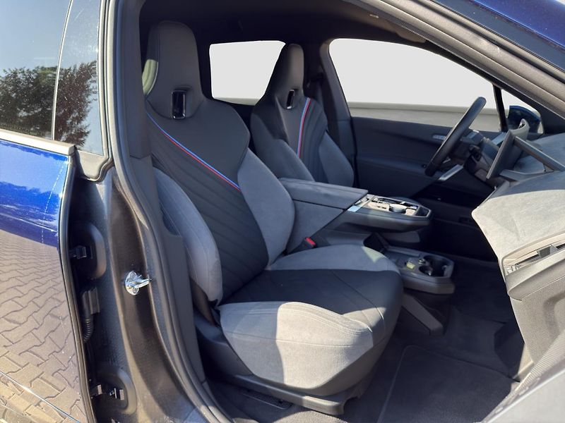 BMW iX xDrive45 - fotka 9 z 16