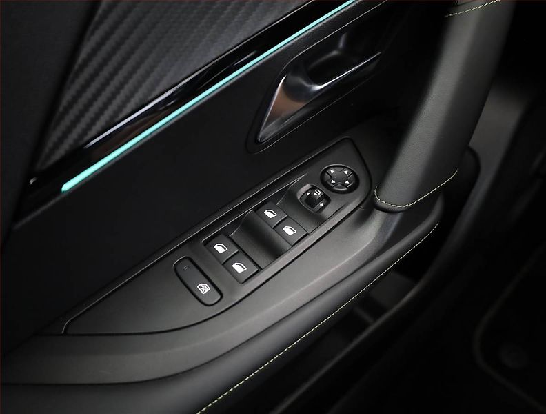 Peugeot 2008 (2025) 54 kWh, SoH 98%, digi klima - fotka 16 z 20