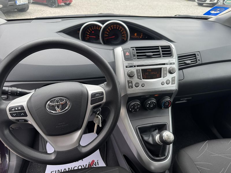 Toyota Verso (2010) 1.6VVTi,rezervace - fotka 16 z 39