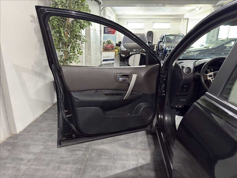 Nissan Qashqai 2,0   i 4x4 PANORAMA TAŽNÉ - fotka 6 z 30