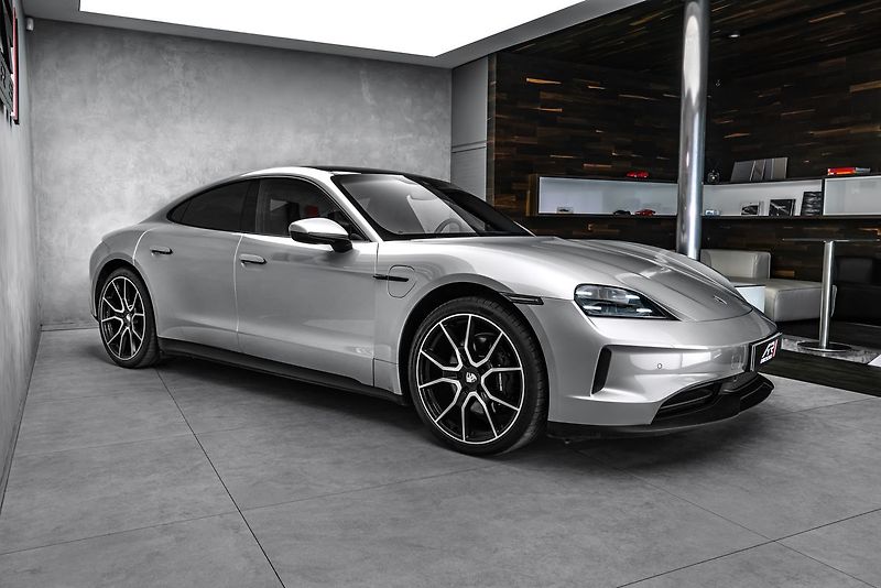 Porsche Taycan 4 Sport Chrono Pano - fotka 4 z 24