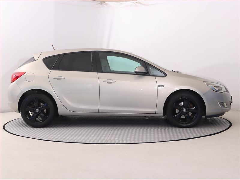 Opel Astra (2010) 1.6 T, Automat, Tempomat - fotka 6 z 18