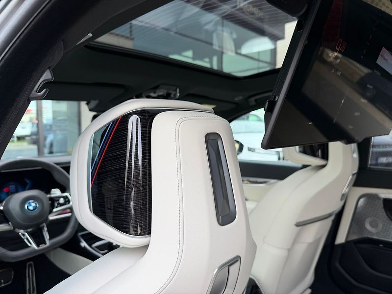 BMW Řada 7 750e xDrive 07/2025 TV - fotka 24 z 31