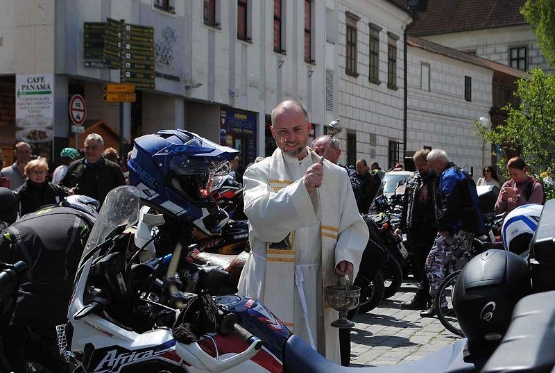 Třeboňské Masarykovo náměstí bylo motorkami doslova našlapané. Stovkám strojů požehnal tamní kaplan Jiří Kalaš.