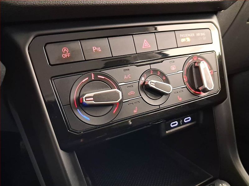 Volkswagen T-Cross (2021) Life 1.0 TSI, ČR,1.maj - fotka 13 z 19