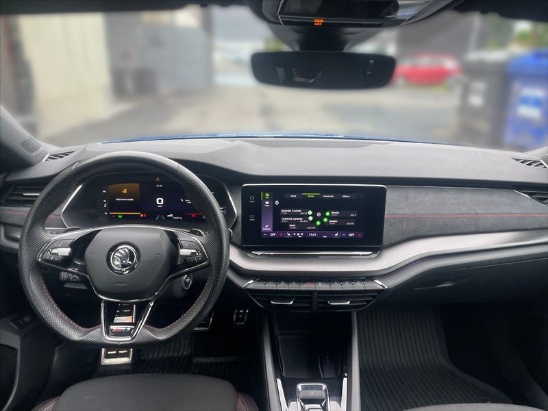 Škoda Octavia 2,0 TDI 147 RS AT - fotka 9 z 11