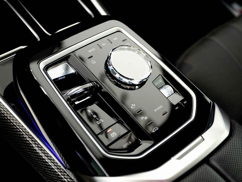 BMW Řada 7 750e xDrive - fotka 16 z 22