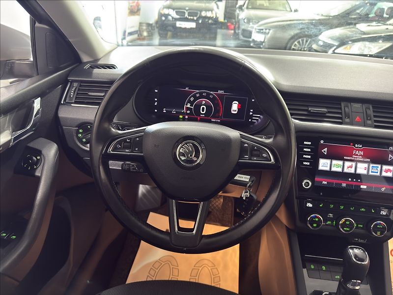 Škoda Octavia 1,6   TDI DSG STYLE+ VIRTU ACC - fotka 29 z 43