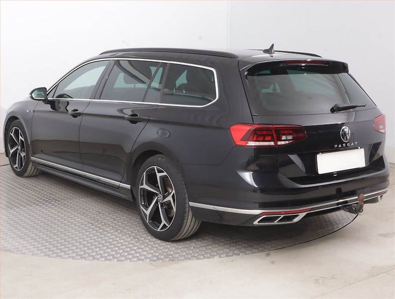 Volkswagen Passat (2021) R-Line 2.0 TDI - fotka 4 z 18