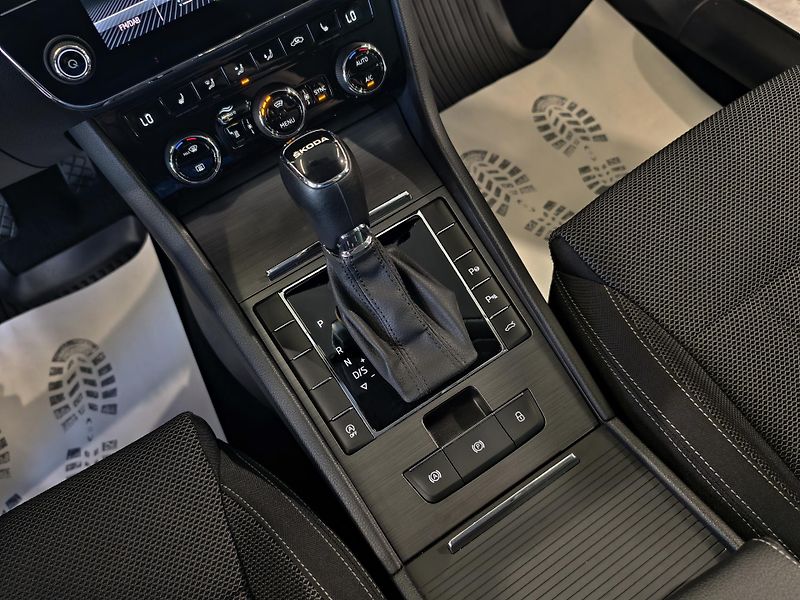 Škoda Superb 2.0 TDi DSG STYLE, ACC, KAMERA - fotka 14 z 25