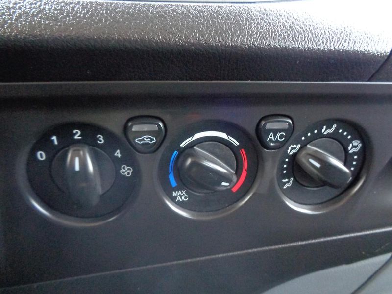 Ford Transit Custom 2,0 TDCI  L1H1 8MÍST BUS KLIMA - fotka 37 z 41