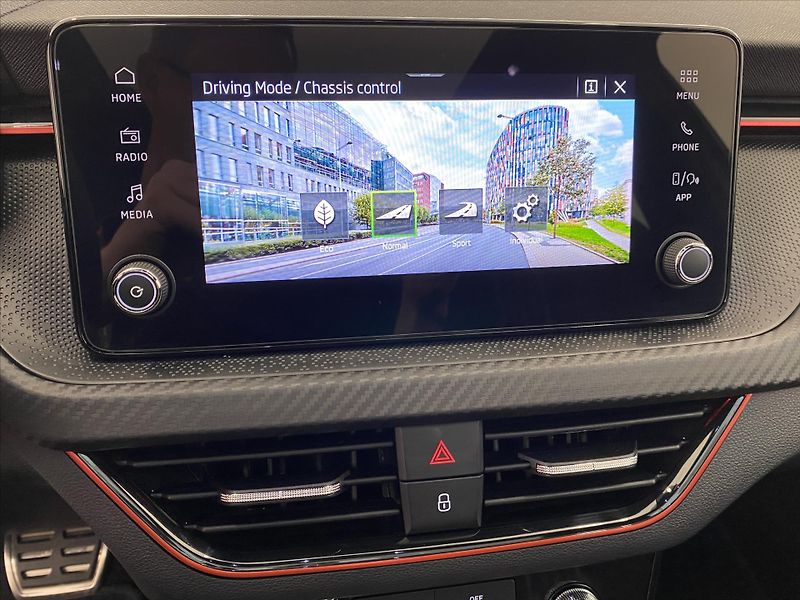 Škoda Scala 1,0 TSI 85kW DSG Monte Carlo - fotka 16 z 29