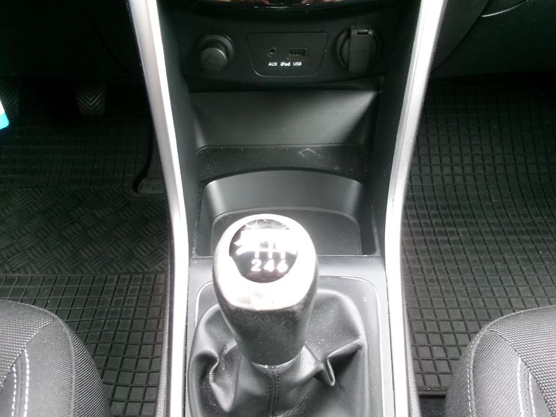 Hyundai i30 (2012) 1,6 16V KLIMA TEMP ČR - fotka 24 z 26