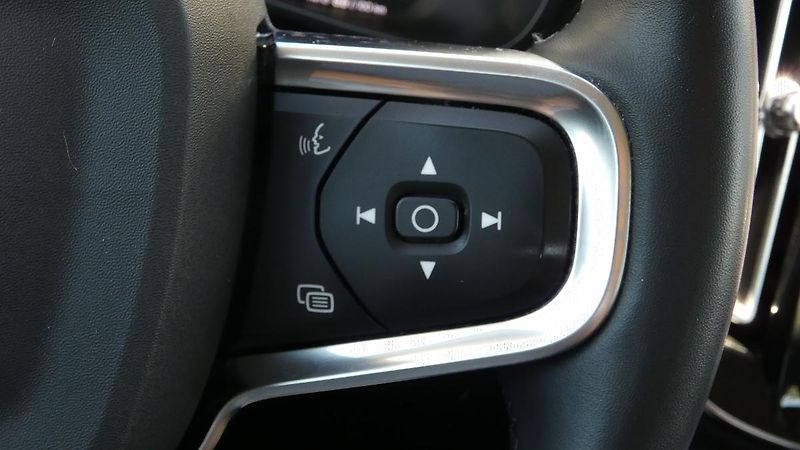 Volvo XC40 B4 mHEV AWD aut. Momentum Pro - fotka 12 z 22