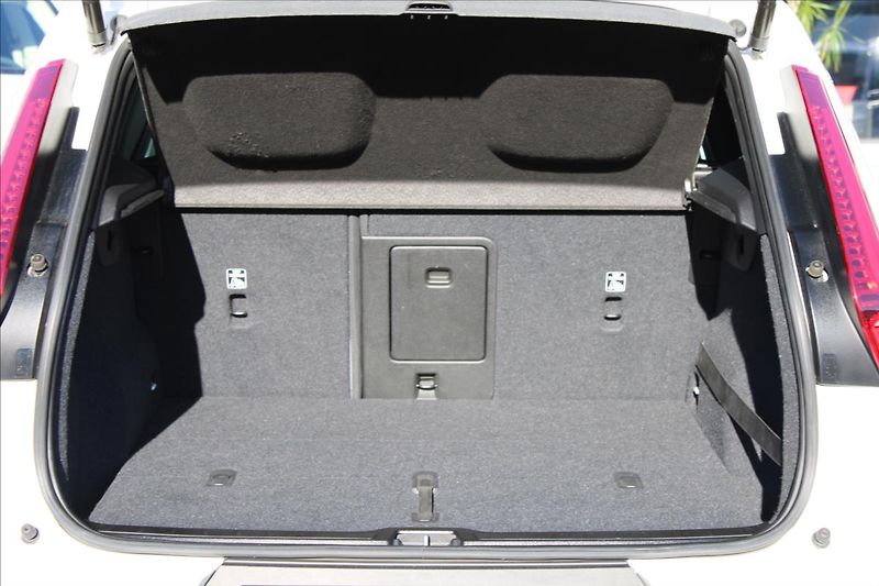 Volvo XC40 2,0 T4  1MAJ,4x4,MOMENTUM PRO - fotka 27 z 35