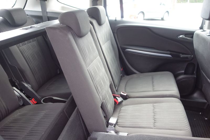 Opel Zafira 2,0DCi 96kW ČR ! 7 MÍST ! - fotka 28 z 38