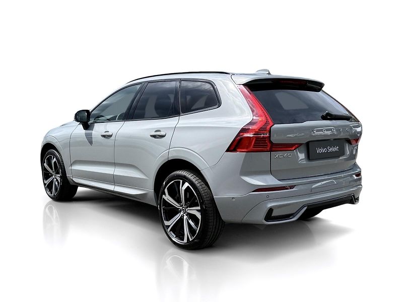Volvo XC60 B5 AWD ULTRA / B&W / REZERVACE - fotka 4 z 56
