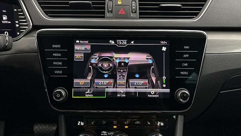 Škoda Superb 2.0 TDI DSG 4x4 Style Combi - fotka 28 z 31