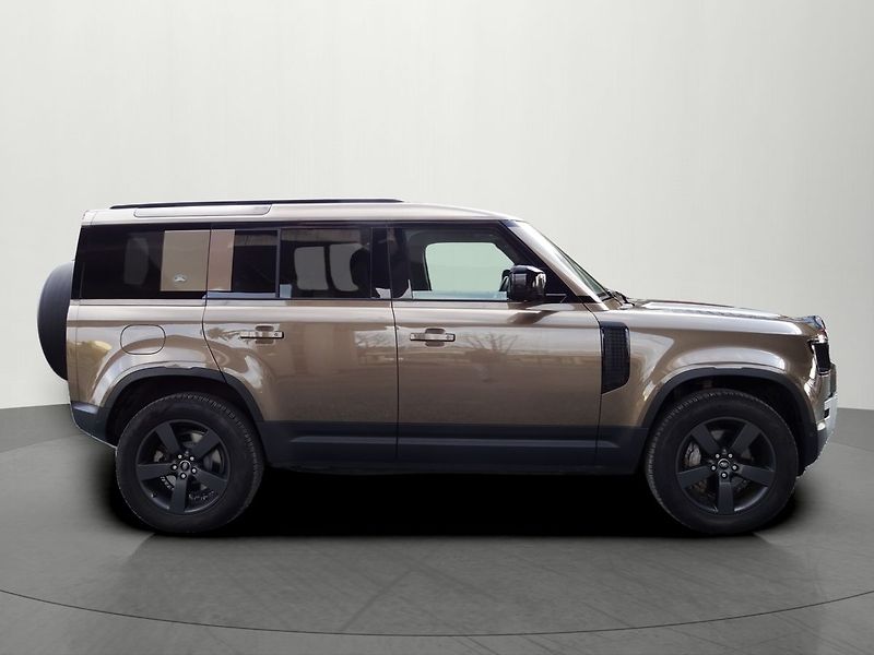 Land Rover Defender 110 D300 221kW Black Packet ČR - fotka 5 z 33