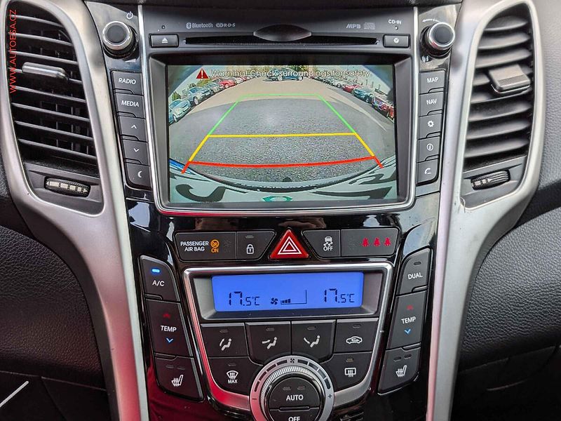 Hyundai i30 (2014) 1.6CRDi, ČR, AC, navi, park - fotka 15 z 16