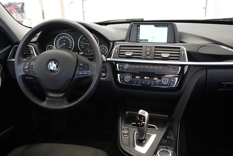 BMW Řada 3 320i 135kW AUTOMAT - fotka 20 z 27