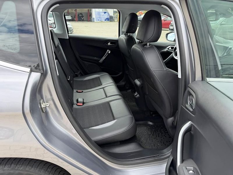 Peugeot 2008 1.2T 81 kW navigace, serviska - fotka 10 z 18