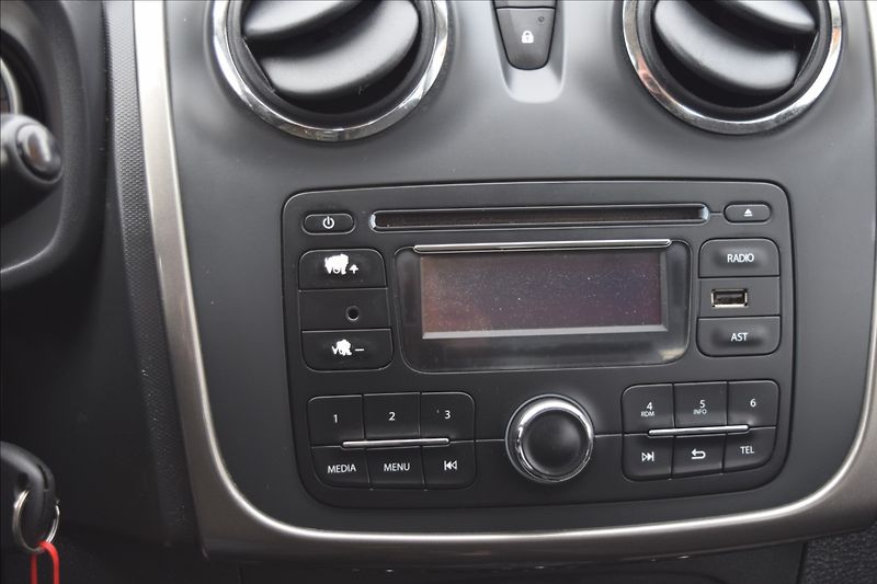 Dacia Sandero 1,2 i 55KW PO SERVISE - fotka 34 z 39