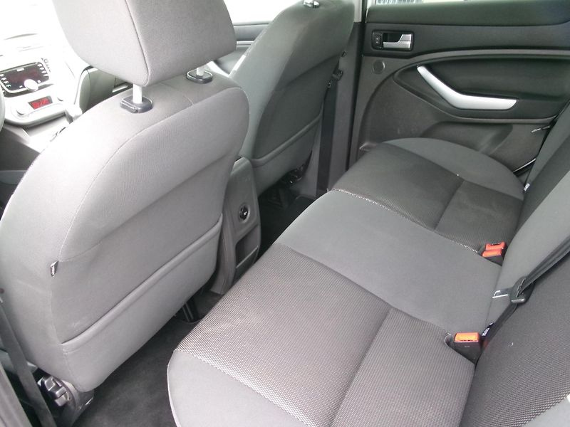 Ford Kuga 2,0TDCi NAVI AC 4x4 - fotka 11 z 27