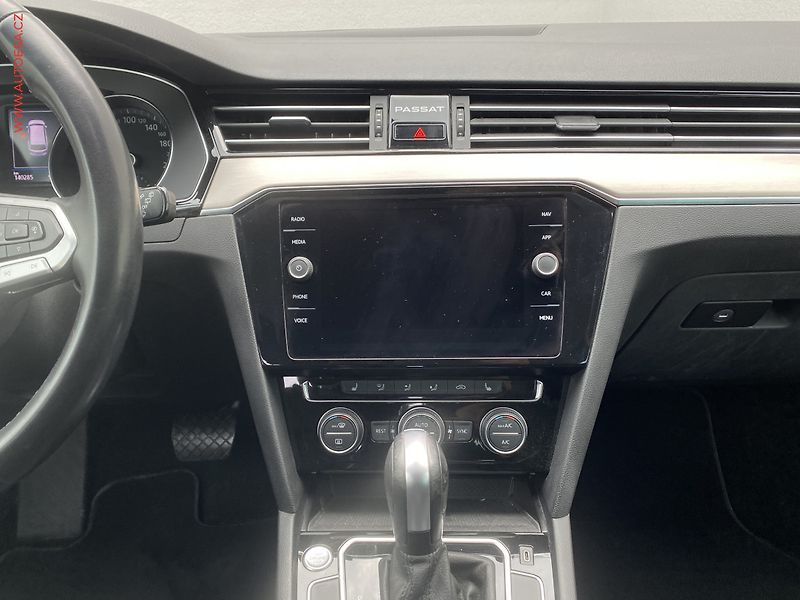 Volkswagen Passat (2020) 2.0 TDi, Elegance, DSG, LED - fotka 12 z 18