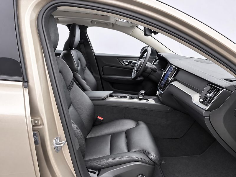 Volvo S60 2,0 B5 184kW Ultimate Dark DPH - fotka 12 z 31