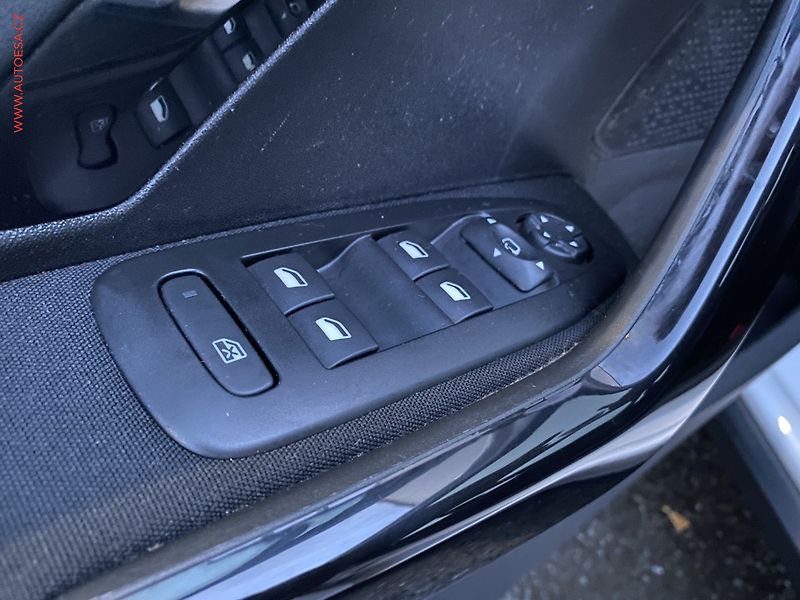 Peugeot 2008 (2019) 1.2 PT, 2.maj,ČR, AC, temp - fotka 13 z 15