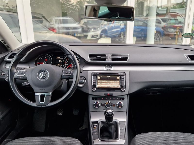 Volkswagen Passat 2,0 TDi 103kW KAMERA NAVI +ZIM - fotka 19 z 34