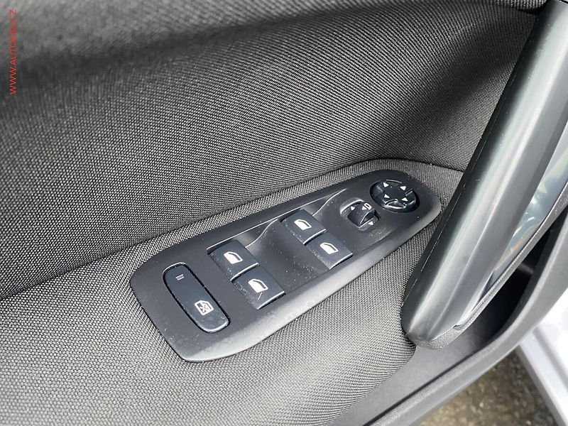 Peugeot 308 (2018) 1.2PT, Style, AT, navi - fotka 13 z 18