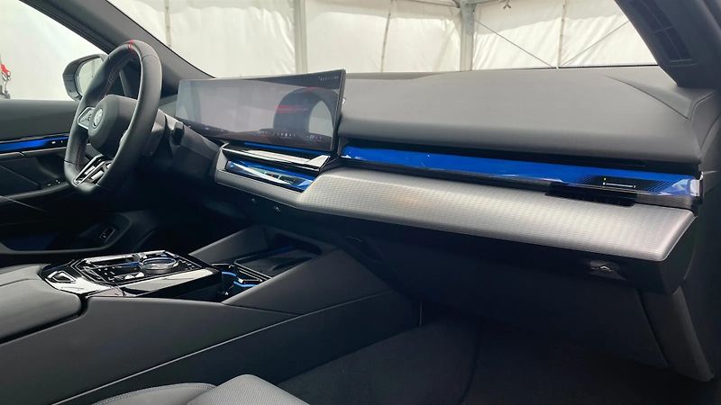 BMW i5 M60 xDrive HuD 360 H/K 4zon - fotka 8 z 11