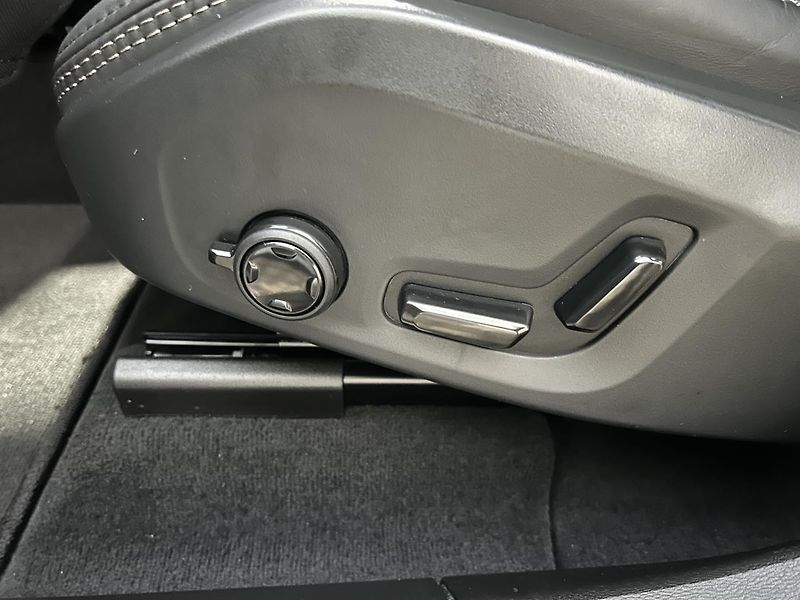 Volvo XC60 2.0  B4 4x4 ULTIMATE - fotka 26 z 48