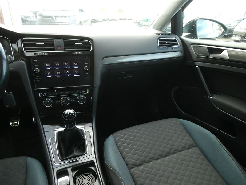 Volkswagen Golf 1,6 TDi 85kW IQ.Drive,1.maj,TZ - fotka 28 z 47