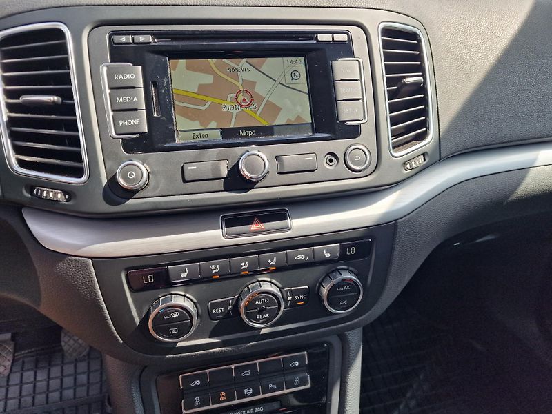 Volkswagen Sharan 2,0TDI CUP 7MÍST KAMERA TAŽNÉ  - fotka 14 z 20