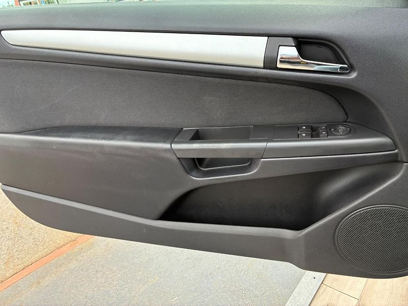 Opel Astra (2008) 1.9 CDTi, 110KW, GTC - fotka 23 z 29