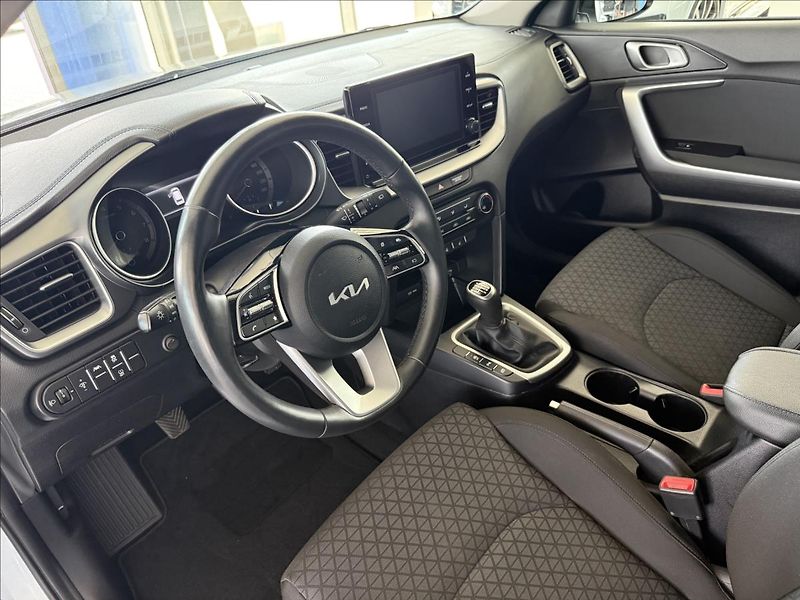 Kia Ceed 1,0   73kW,SPIN,ZÁRUKA,ČR,1.MA - fotka 13 z 28
