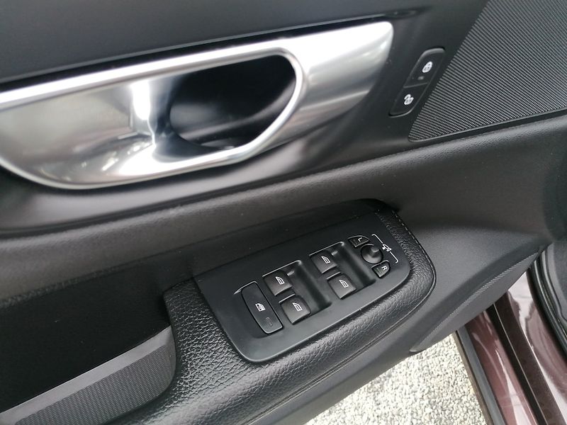 Volvo V60 (2021) 2.0 B4 145kW A/T Kůže - fotka 20 z 27