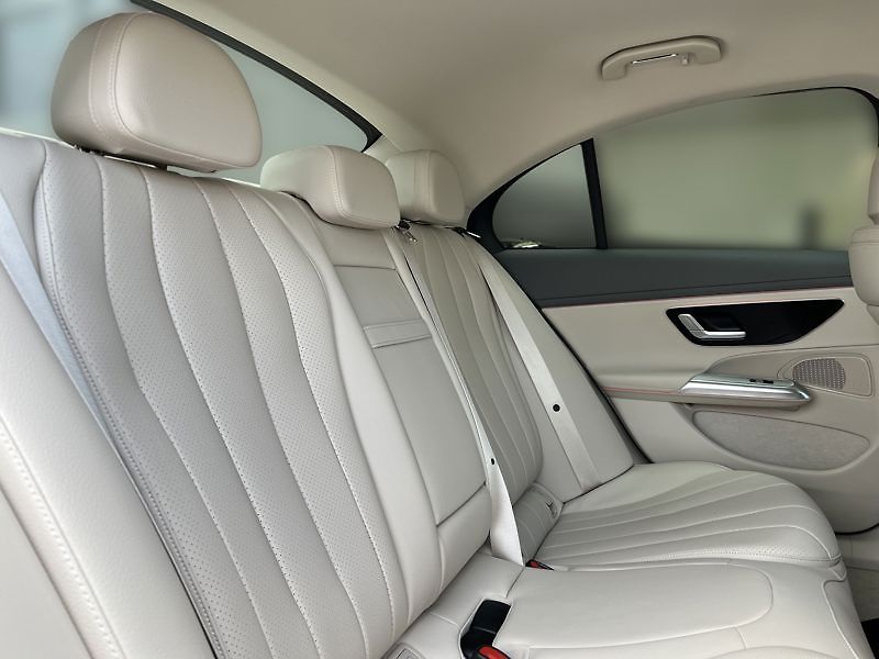Mercedes-Benz Třídy E 220d 4MATIC Avantgarde - fotka 19 z 20