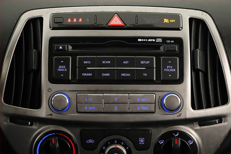 Hyundai i20 (2013) 1.2, po STK, slušný stav - fotka 11 z 12